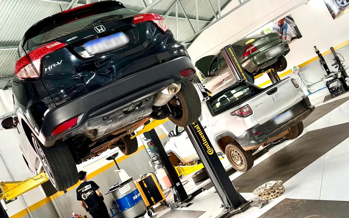 Honda no elevador durante avaliação do câmbio automático na oficina da Pneuscarmg