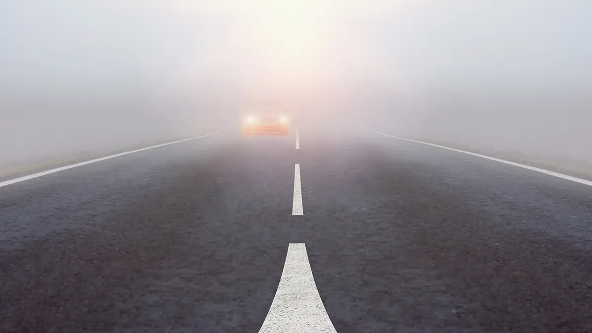 Carro dirigindo em condição de baixa visibilidade