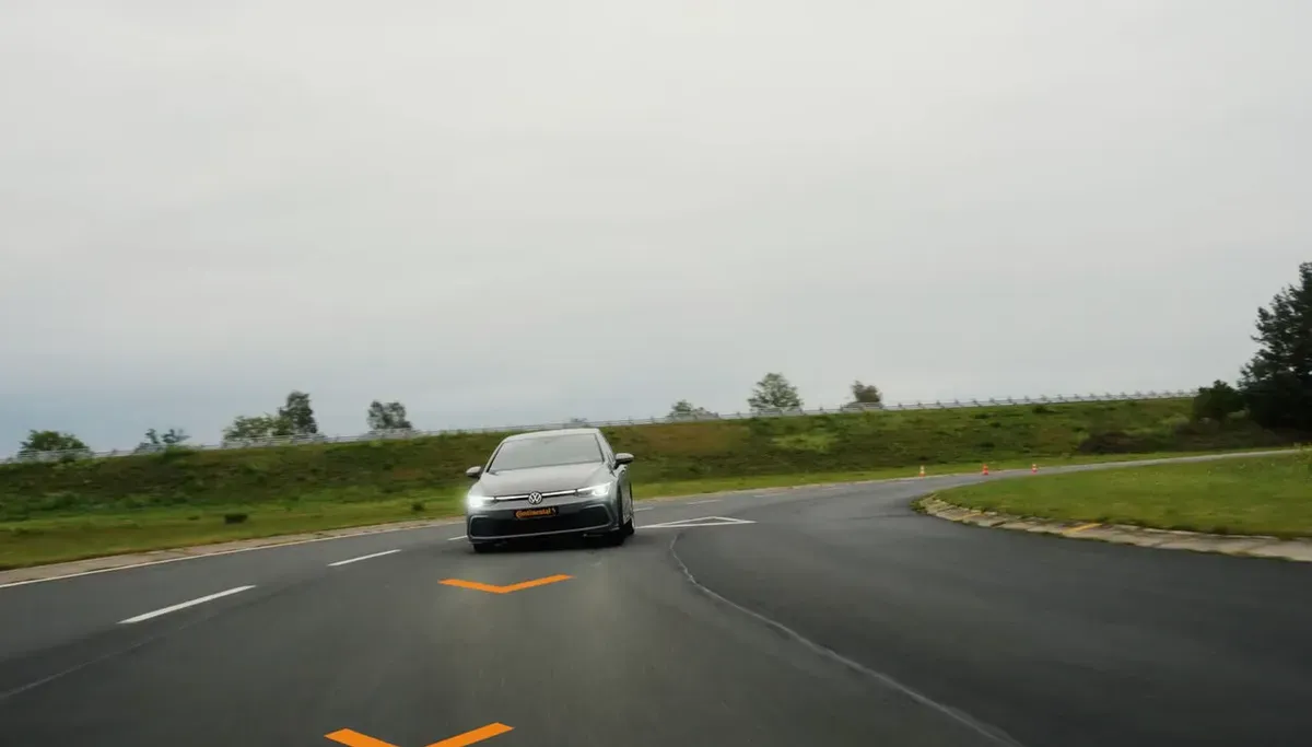 Pneu premium em alta performance, mostrando o diferencial da tecnologia alemã
